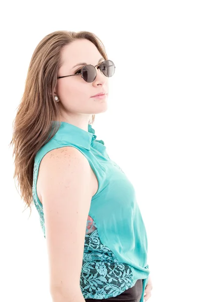 Жінка з сонцезахисними окулярами ізольована на білому тлі — стокове фото