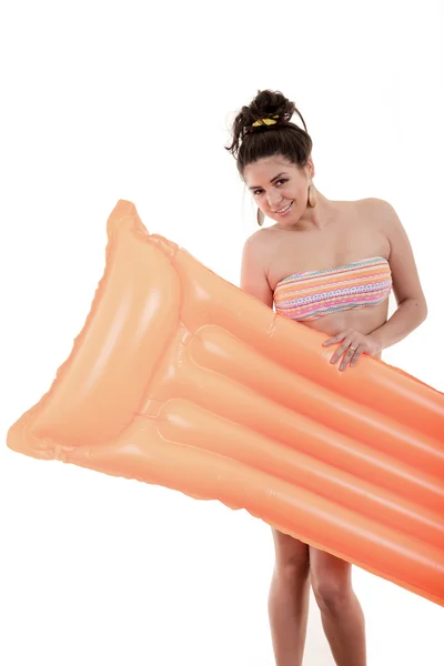 Kobieta z plaży nadmuchiwany materac. — Zdjęcie stockowe