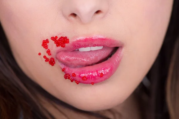 Retrato de mujer con caviar rojo —  Fotos de Stock