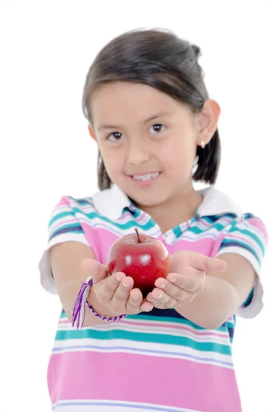 Sevimli küçük kız bir elma solated beyaz bir arka plana dayanır yeme — Stok fotoğraf