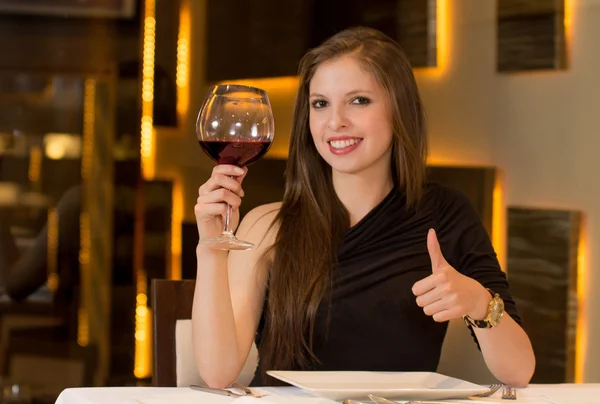 Belle fille et verre à vin dans un restaurant — Photo