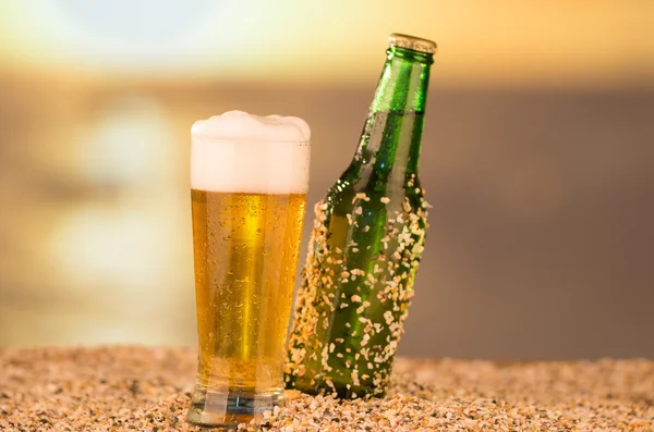 Пиво на пляже фото концепции — стоковое фото