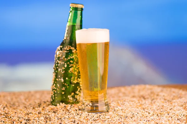 Ледяная зеленая бутылка пива без маркировки в концепции пляжа — стоковое фото
