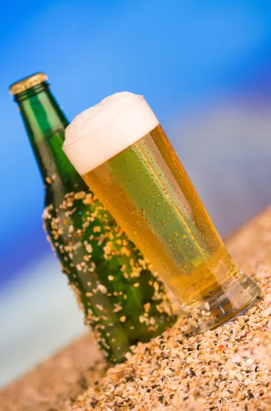 Gelo verde frio garrafa sem rótulo de cerveja no conceito de praia — Fotografia de Stock