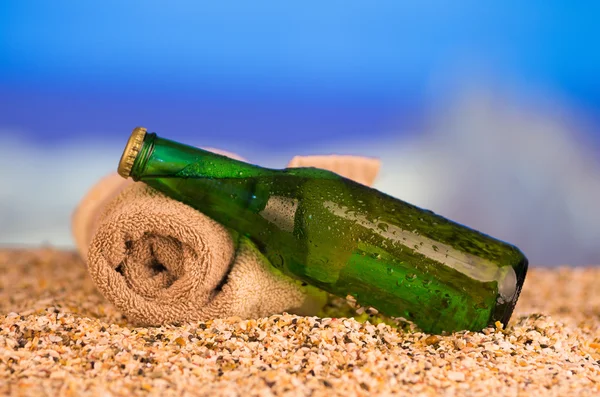 Buz soğuk bira beach kavramı içinde yeşil etiketsiz şişe — Stok fotoğraf