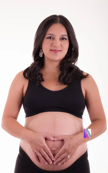 Портрет латиноамериканской беременной женщины на белом фоне — стоковое фото