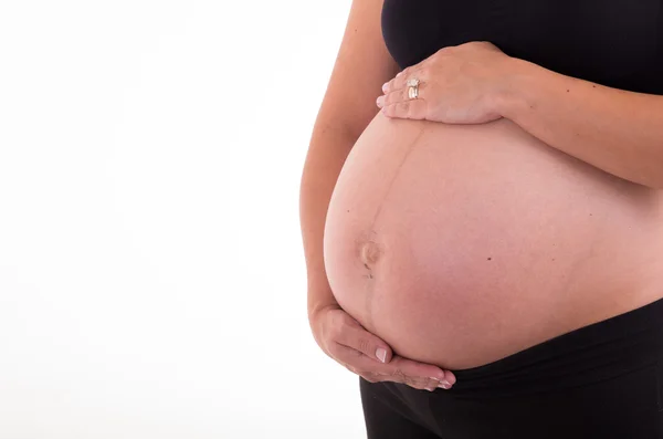 Ventre d'une femme enceinte hispanique — Photo