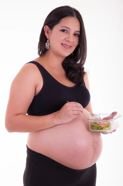 Mulher grávida e salada de legumes — Fotografia de Stock