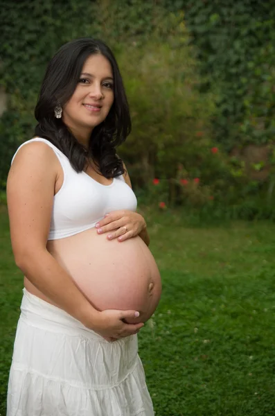 Beautiful pregnant woman relaxing outside in the park — Stock Photo, Image
