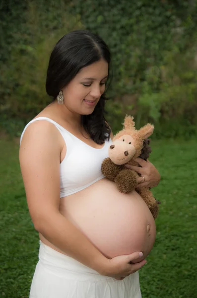 Mooie zwangere vrouw ontspannen buiten in het park — Stockfoto