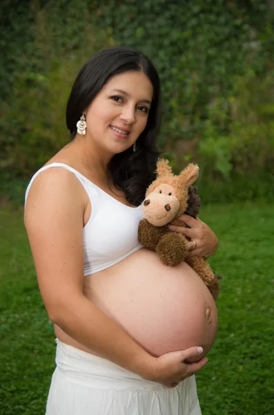 Belle femme enceinte se détendre à l'extérieur dans le parc — Photo