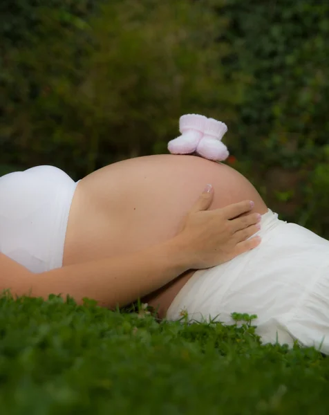 Mulher grávida bonita relaxando lá fora no parque — Fotografia de Stock