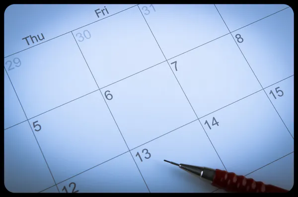 カレンダー ページのクローズ アップで組み立てられたペン — ストック写真