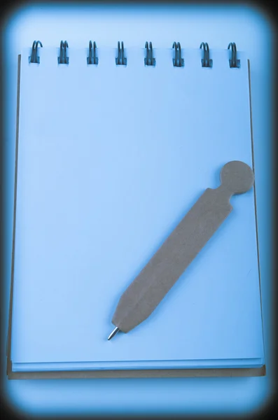 Penna liggande på öppnade notebook. färg toning — Stockfoto