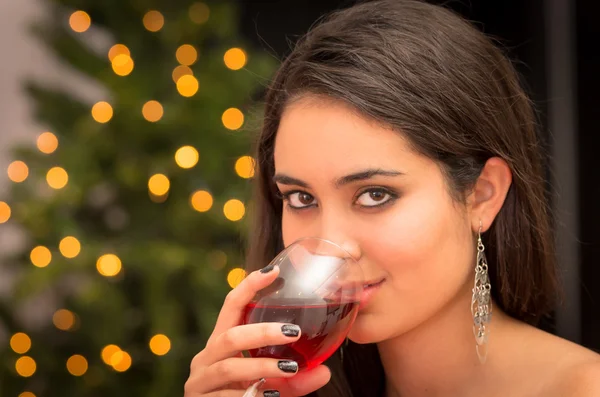 Красивая женщина с бокалом вина в Рождество — стоковое фото