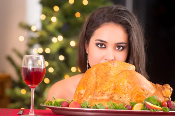 Woman showing to the camera Christmas turkey for dinner — Stock Photo, Image