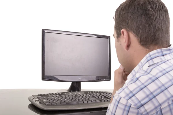 Joven mirando su computadora, apagado — Foto de Stock