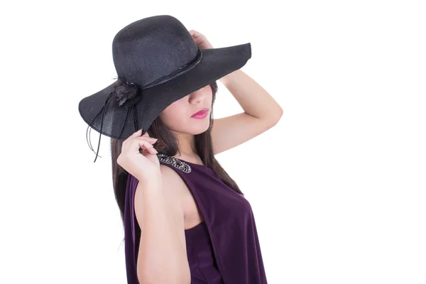 Mooi hispanic meisje dragen van een hoed glimlachend geïsoleerd op wit — Stockfoto
