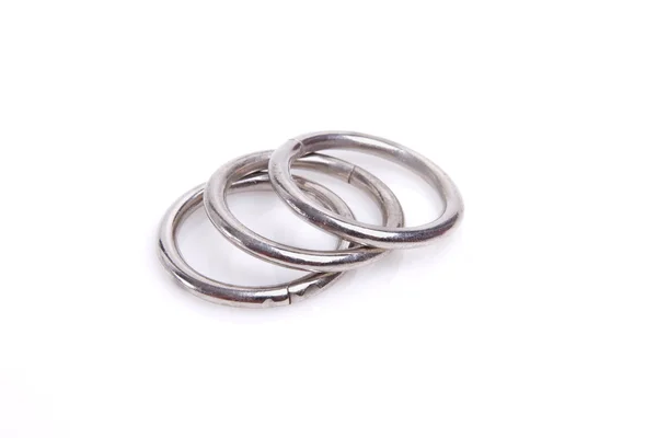 Anillos de metal completamente aislados en blanco — Foto de Stock