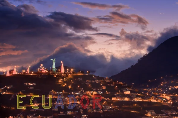 El Panecillo, centro histórico, Quito, con bandera de Ecuador —  Fotos de Stock
