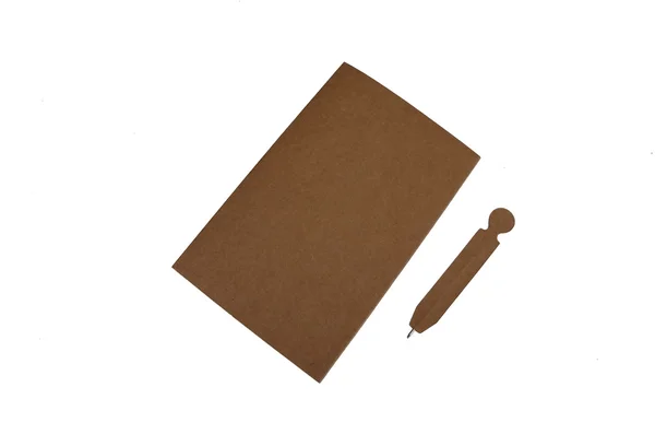 Papel reciclado bloco de notas em branco com caneta sobre fundo branco . — Fotografia de Stock
