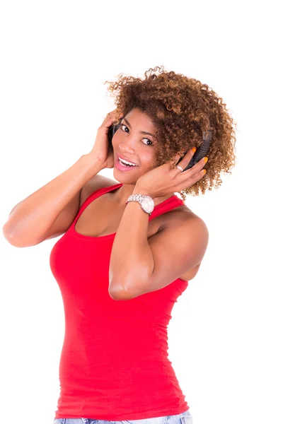 Hermosa mujer afroamericana escuchando música —  Fotos de Stock