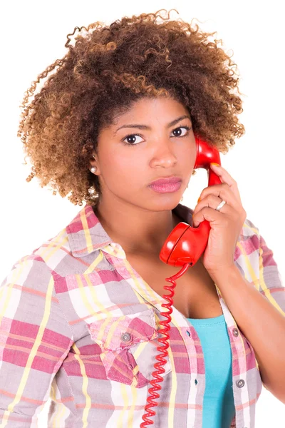 Portret van een mooie zwarte jonge vrouw praten over telefoon — Stockfoto