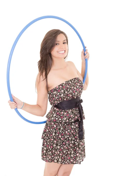 Hula hoop tutan genç çekici kadın — Stok fotoğraf