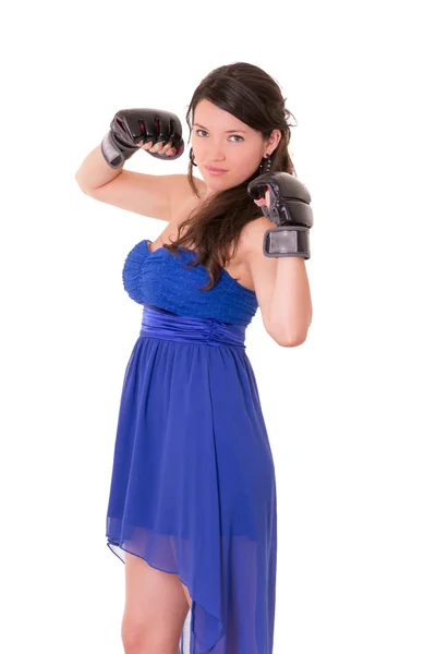 Jovem mulher usando luvas de boxe em vestido casual — Fotografia de Stock