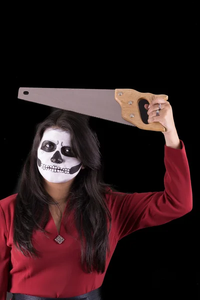 Mujer en disfraz de Halloween con una sierra —  Fotos de Stock