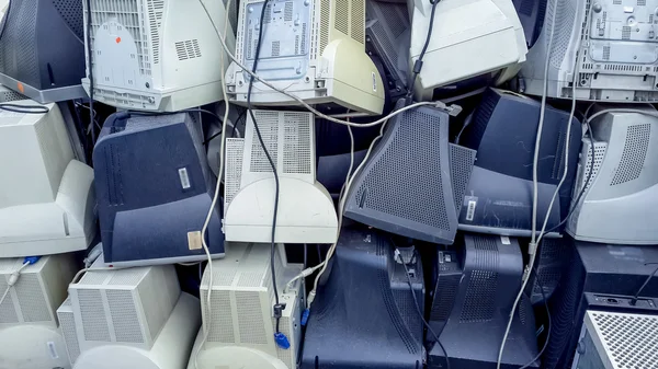 Computer-monitoren klaar om te worden gerecycled. — Stockfoto