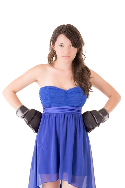 Mujer en vestido y guante de boxeo sobre fondo blanco , — Foto de Stock