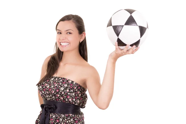 Bir futbol topu ile elbise giymiş seksi genç esmer kadın — Stok fotoğraf