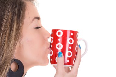 kadının büyük bir fincan taze demlenmiş çay