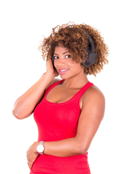 Hermosa mujer afroamericana escuchando música — Foto de Stock