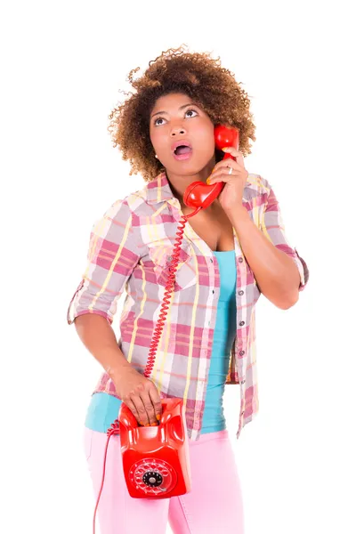 Афро-американская молодая женщина отвечает на звонок, изолированный на белом фоне — стоковое фото