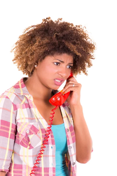 Portretul unei tinere negre vorbind la telefon — Fotografie, imagine de stoc