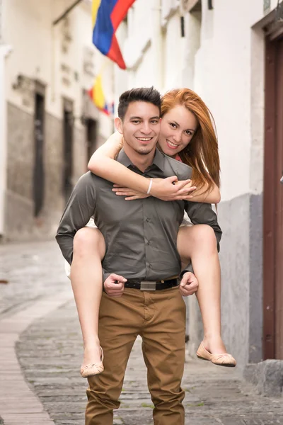 Молодая пара, откровенный выстрел. Они идут по улицам Кито, Эквадор — стоковое фото