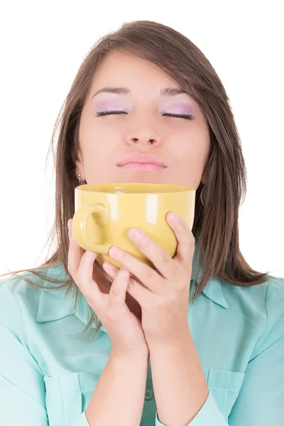 Nahaufnahme von gelber Tasse und einem Frauengesicht — Stockfoto