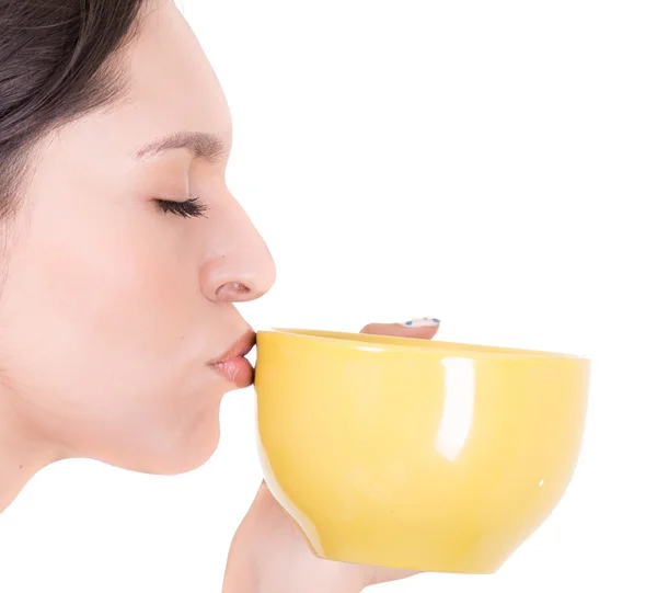 Крупный план желтой чашки и женского лица — стоковое фото