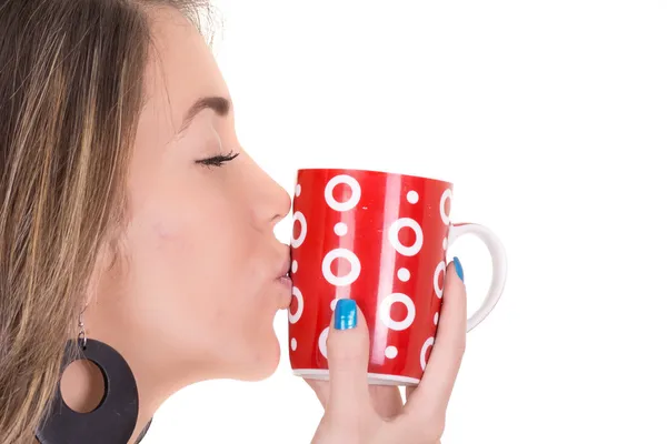 Vrouw genieten van een grote kopje vers gebrouwen hete thee — Stockfoto