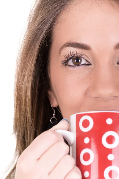 Donna che si gode una grande tazza di tè caldo appena preparato — Foto Stock