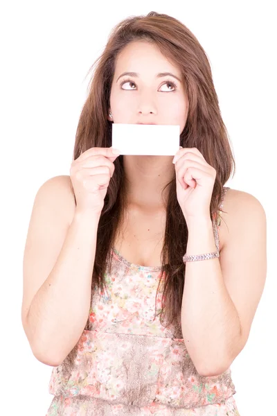 Vrouw die betrekking hebben op haar mond met lege kaart — Stockfoto