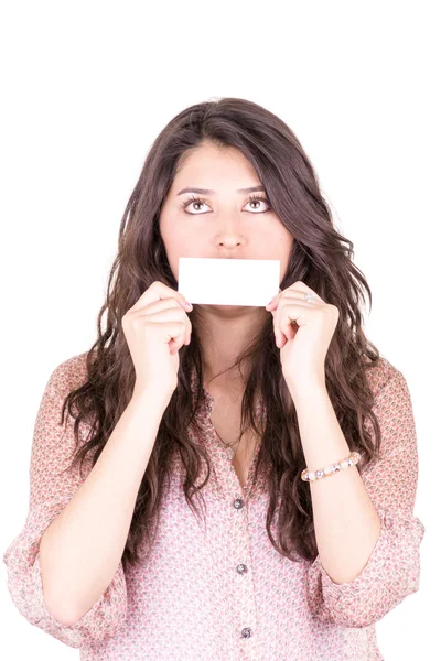 Jeune femme tenant une carte de visite vierge devant sa bouche . — Photo