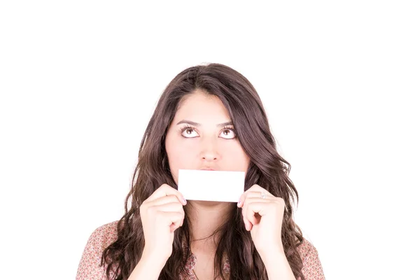 Молодая женщина держит перед ртом чистую визитку. . — стоковое фото