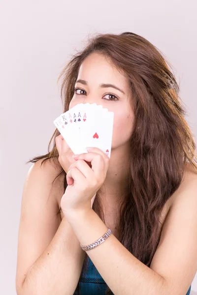 Mulher bonita segurando cartas de jogar — Fotografia de Stock