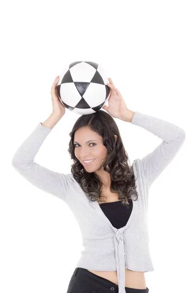 Приветствуя молодую женщину, держащую футбольный мяч на белом фоне . — стоковое фото