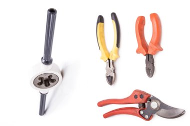 Beyaz arkaplan üzerinde araçlar kümesi