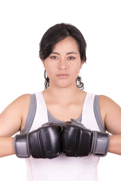 Donna ispanica aggressiva con guanti da boxe — Foto Stock
