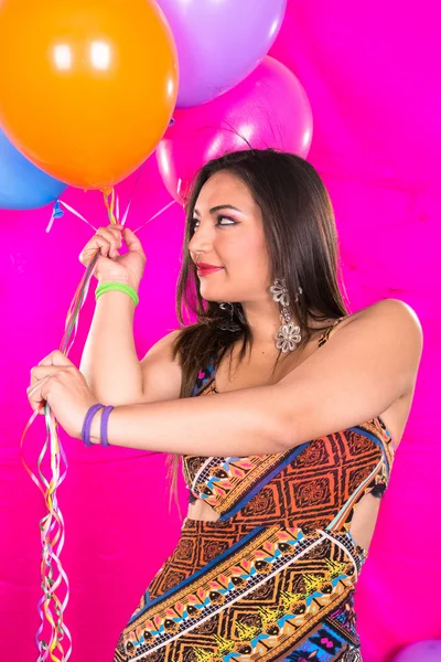 Szczęśliwy hiszpanin kobieta ładny z balonów — Zdjęcie stockowe